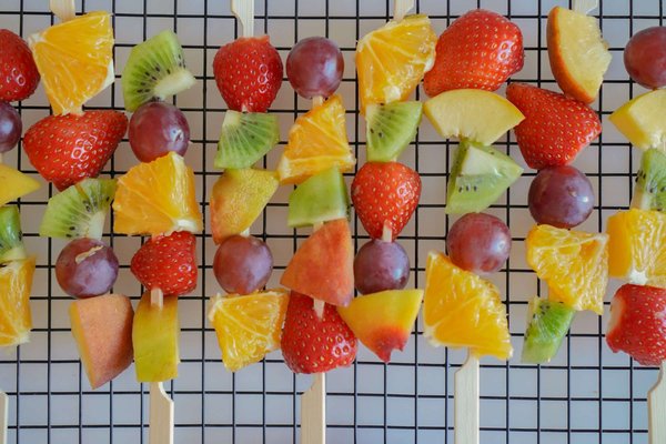 Comment préparer des brochettes de fruits caramélisés pour un dessert original?