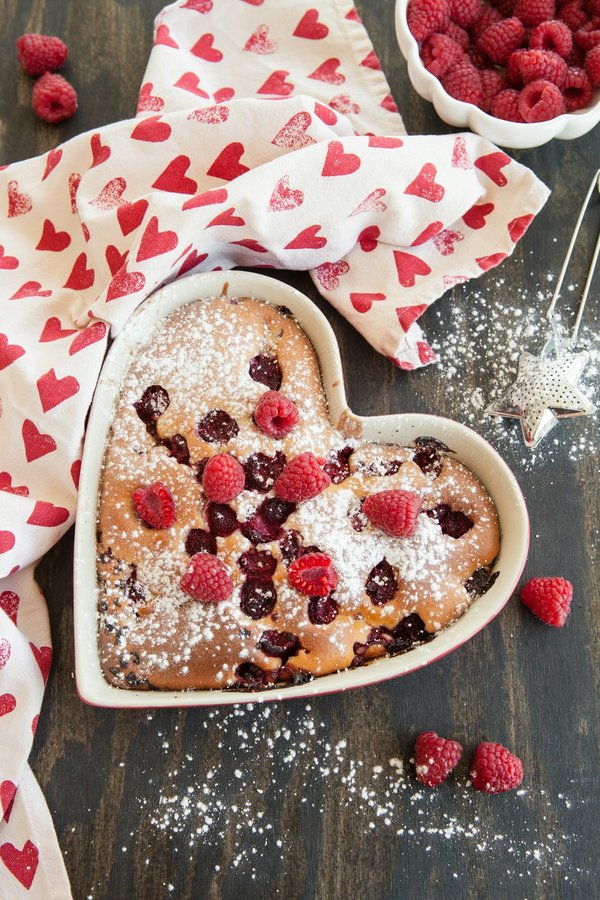 Quelle est la recette pour un clafoutis aux cerises avec une pâte légère et aérienne ?