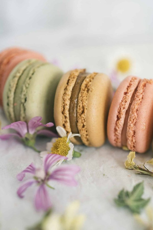 Quelle est la meilleure technique pour faire des macarons à la fraise avec une ganache fruitée ?